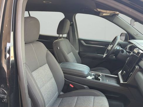 Used 2025 GMC Acadia Elevation AWD/4WD image 32