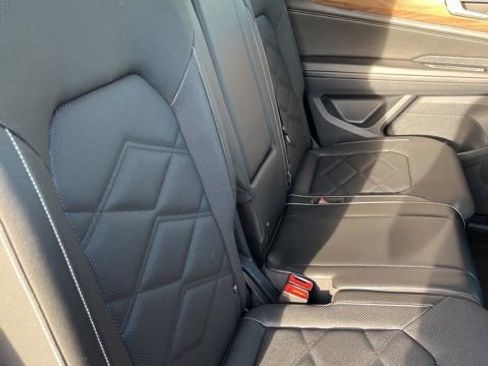 Used 2025 Volkswagen Atlas SE image 32