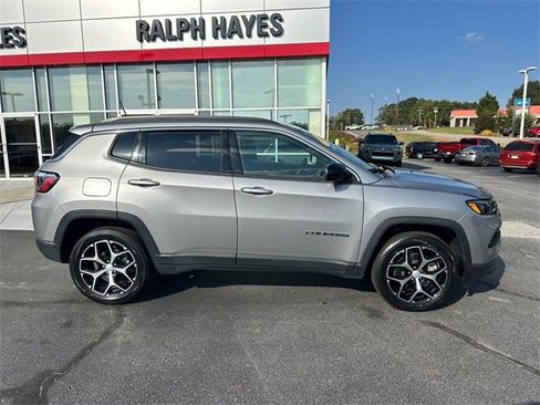 Used 2024 Jeep Compass Latitude image 2
