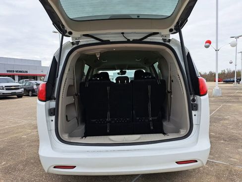 Used 2023 Chrysler Voyager LX image 30