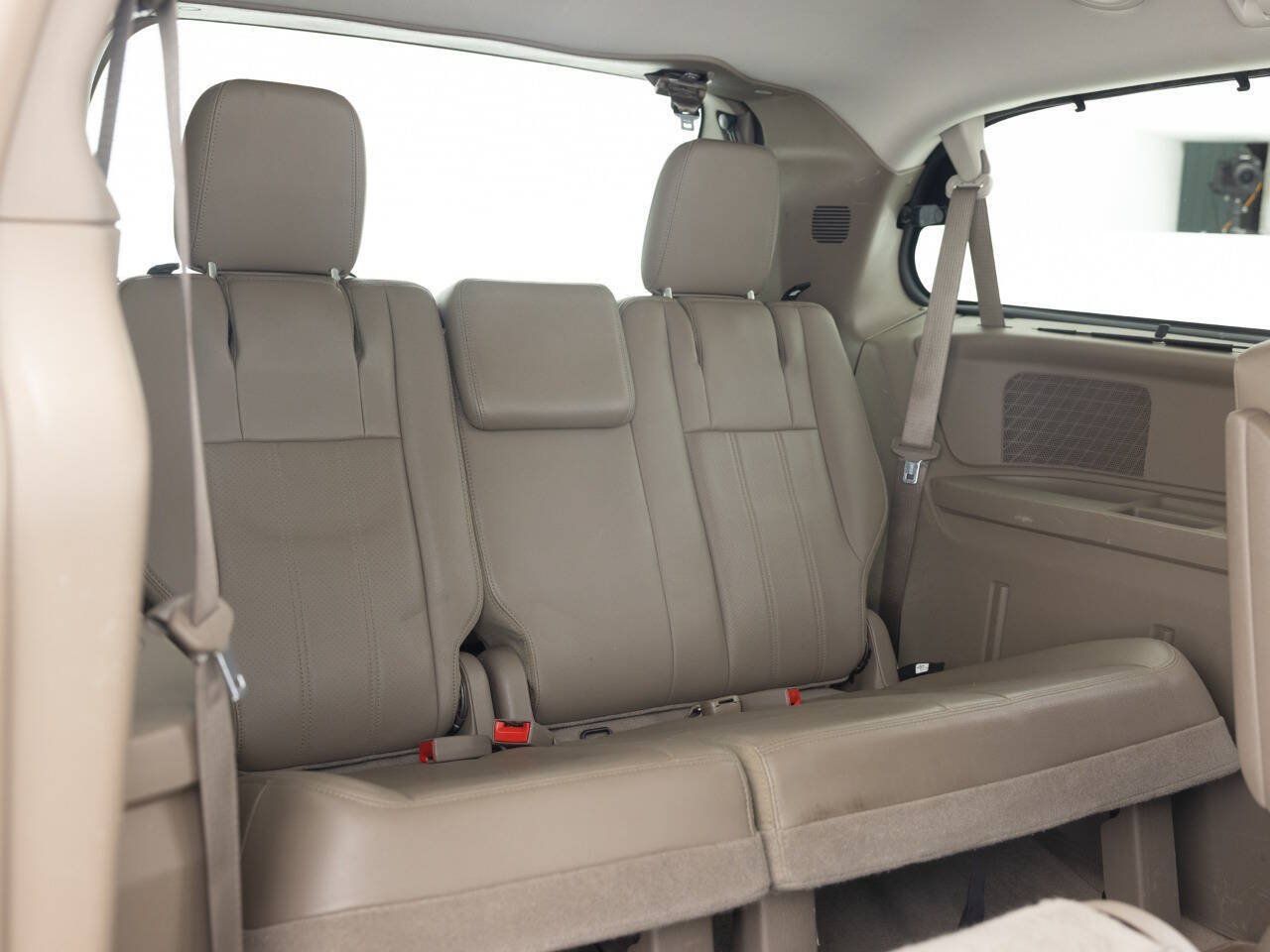 Used 2012 Chrysler Town & Country Touring-L w/ Entertainment Group #2 FWD image 31