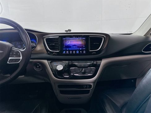 Used 2017 Chrysler Pacifica Touring-L w/ Tire & Wheel Group image 21