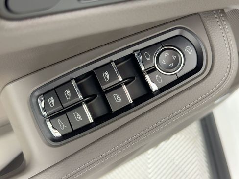 Certified 2026 Porsche Macan AWD/4WD image 13