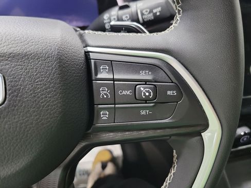 Used 2024 Jeep Grand Cherokee Altitude image 29