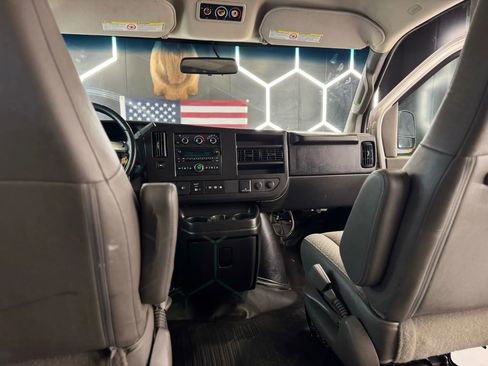 Used 2017 Chevrolet Express 2500 RWD image 18
