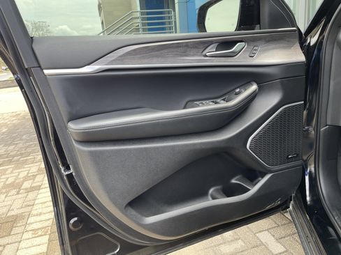 Used 2024 Jeep Grand Cherokee Limited w/ Luxury Tech Group II image 13