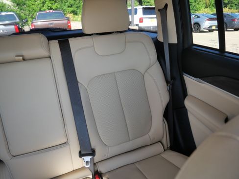 Used 2022 Jeep Grand Cherokee Limited w/ Luxury Tech Group II AWD/4WD image 14