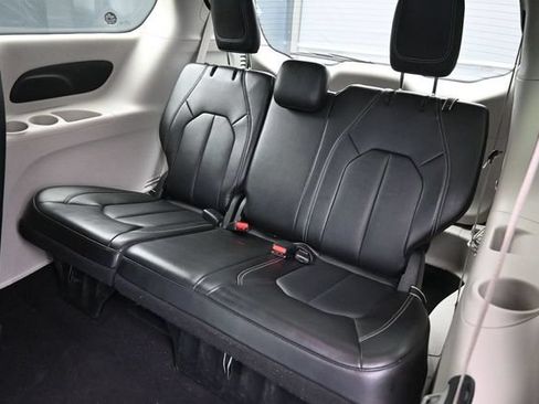Used 2024 Chrysler Pacifica Touring-L FWD image 15