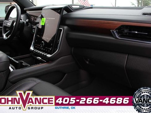 Used 2025 GMC Yukon Denali AWD/4WD image 16
