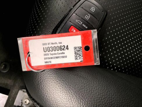 Used 2025 Toyota Corolla SE image 30