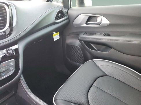 New 2026 Chrysler Pacifica Limited w/ S Appearance Package image 24