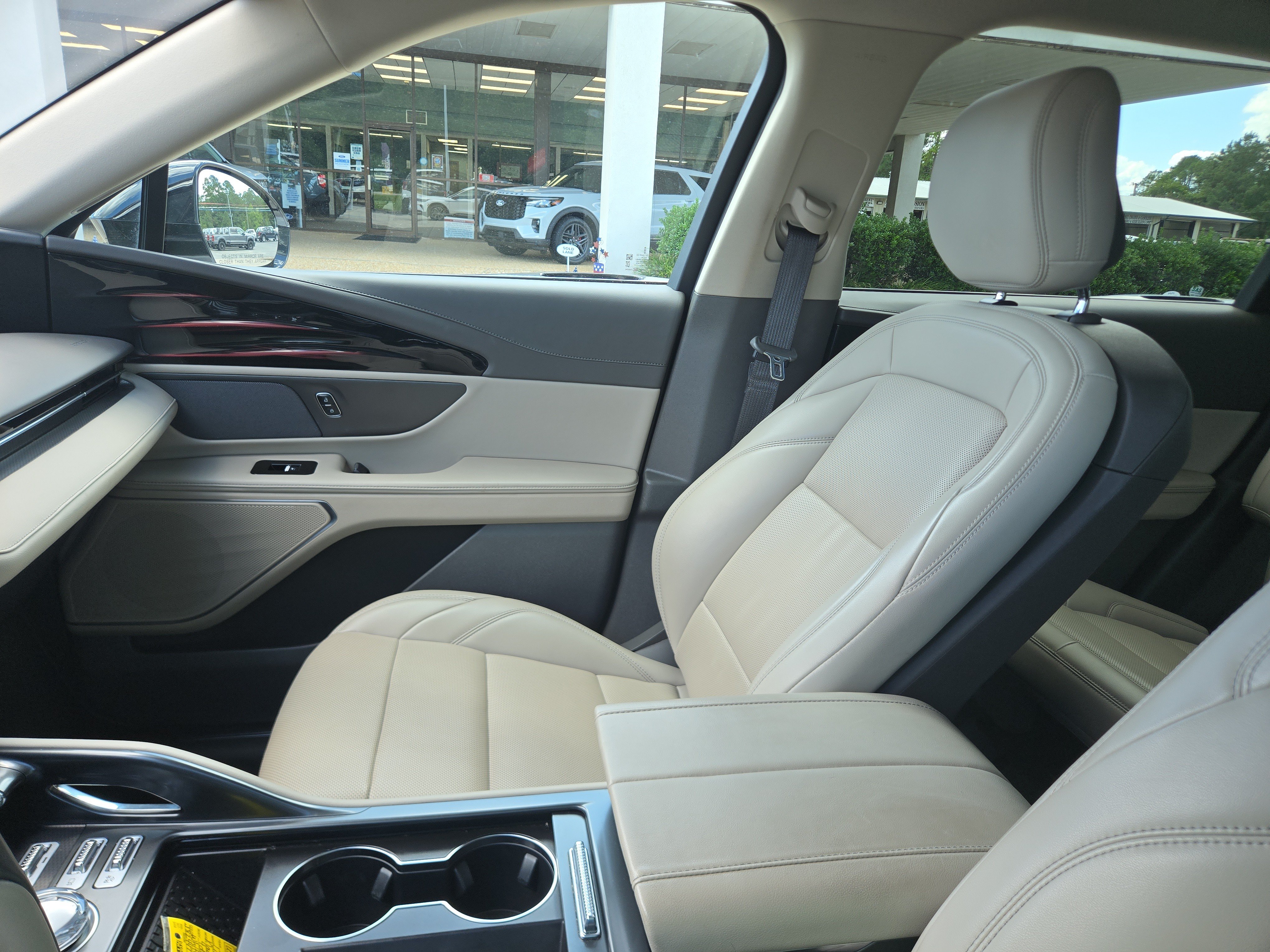 Used 2024 Lincoln Nautilus Premier AWD/4WD image 16
