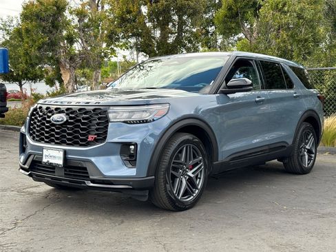 Used 2025 Ford Explorer ST image 4