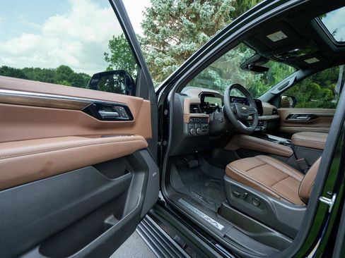 Used 2026 Chevrolet Suburban High Country AWD/4WD image 10