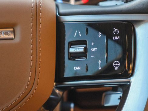 Certified 2025 Land Rover Range Rover SE image 37