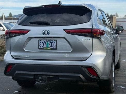 Used 2022 Toyota Highlander LE image 5
