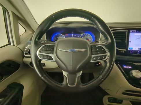 Used 2021 Chrysler Pacifica Touring-L image 25