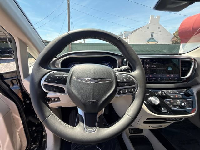 Used 2024 Chrysler Pacifica Touring-L FWD image 8