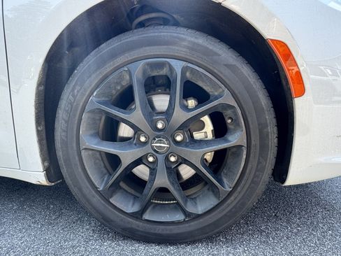 Used 2025 Chrysler Pacifica Limited FWD image 14