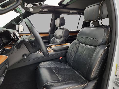 Used 2022 Jeep Grand Wagoneer Series III image 5