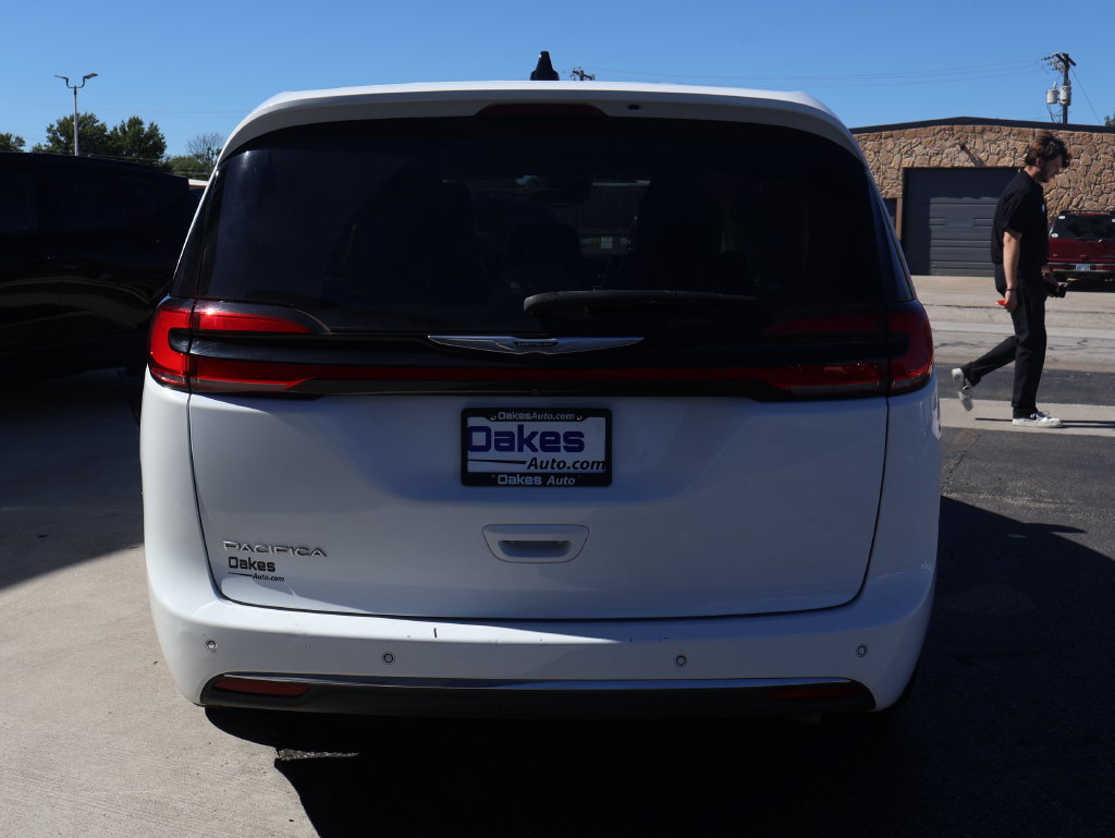 Used 2023 Chrysler Pacifica Touring-L FWD image 4