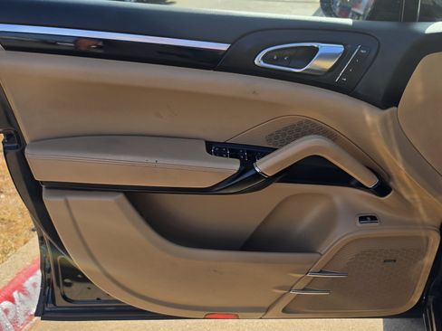 Used 2017 Porsche Cayenne S Platinum w/ Premium Package (PJW) AWD/4WD image 28