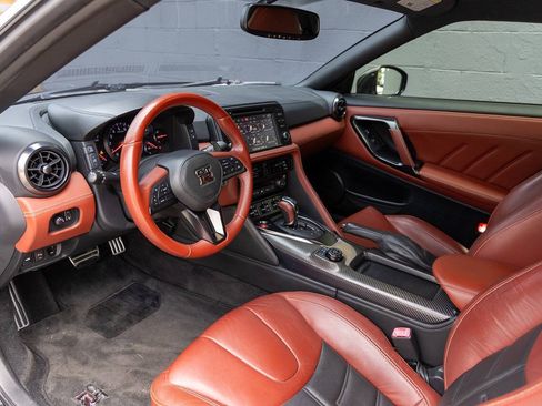 Used 2017 Nissan GT-R Premium w/ Premium Interior Package AWD/4WD image 6