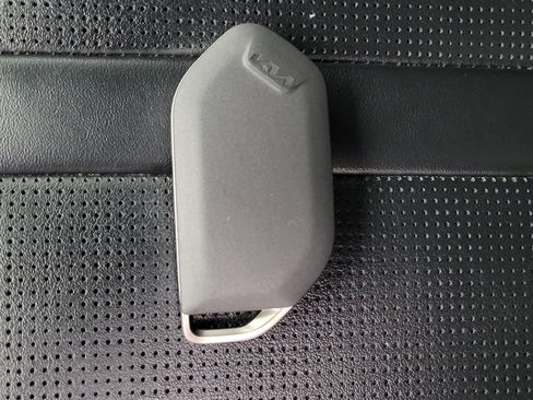 Used 2024 Kia Sorento S image 32