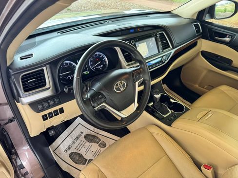 Used 2017 Toyota Highlander Limited Platinum FWD image 10