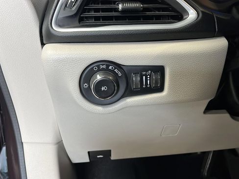 Used 2018 Chrysler Pacifica Touring-L Plus w/ Advanced Safetytec Group image 11