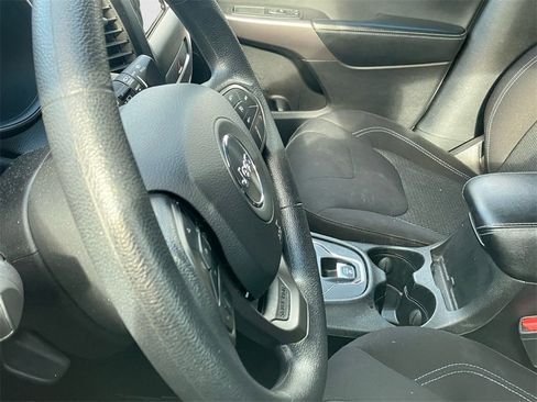 Used 2019 Jeep Cherokee Latitude w/ Popular Appearance Group image 7