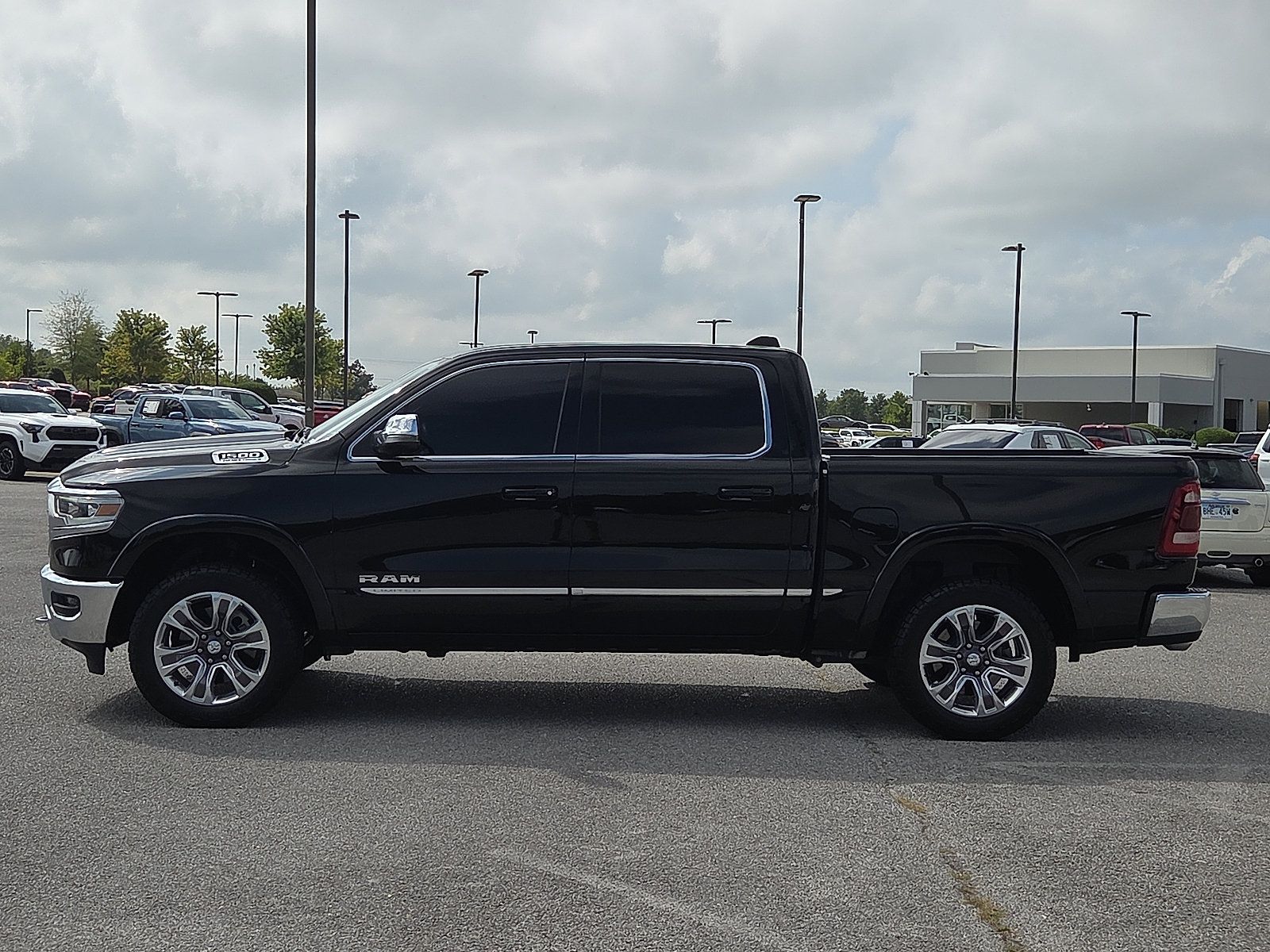 Used 2024 RAM 1500 Limited AWD/4WD image 3