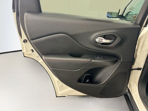 Used 2019 Jeep Cherokee Trailhawk AWD/4WD image 28