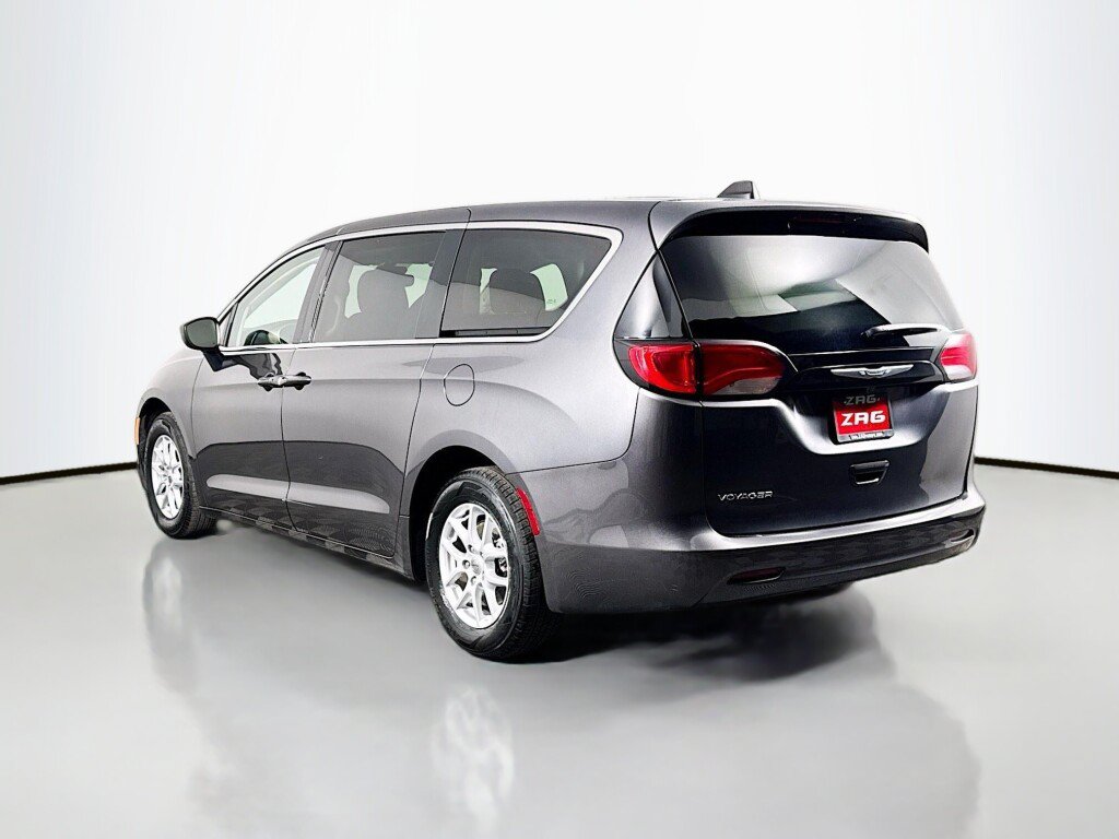 Used 2023 Chrysler Voyager LX FWD image 3