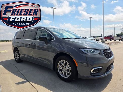 Used 2025 Chrysler Pacifica Select FWD image 2