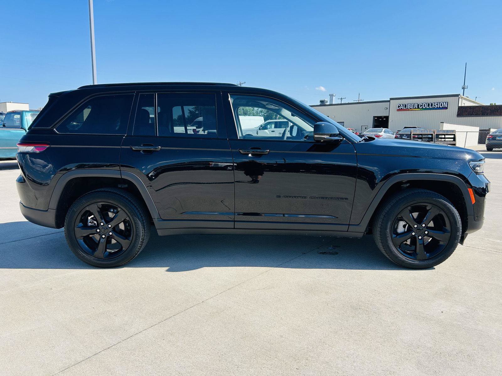 Used 2023 Jeep Grand Cherokee Limited w/ Luxury Tech Group II AWD/4WD image 42
