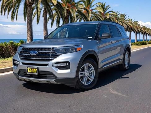 Used 2024 Ford Explorer XLT w/ Equipment Group 202A RWD image 2