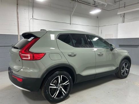 Used 2025 Volvo XC40 B5 Core image 3