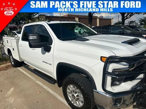 Used 2024 Chevrolet Silverado 2500 LT AWD/4WD image 3