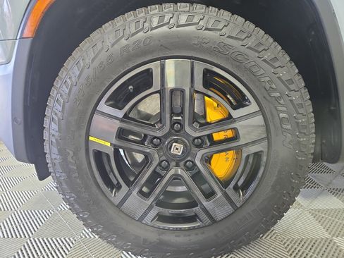 Used 2023 Rivian R1S Adventure image 9