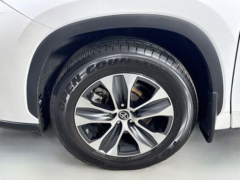 Certified 2023 Toyota Highlander XLE image 4