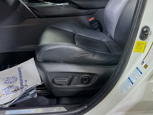 Used 2021 Toyota Venza Limited w/ Carpet Mat Package (TMS) image 19