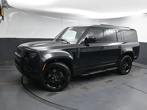 Used 2025 Land Rover Defender 130 X-Dynamic SE AWD/4WD image 4