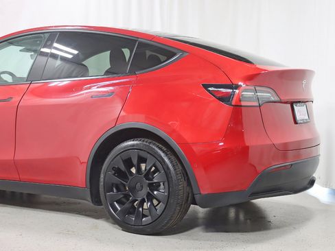 Used 2021 Tesla Model Y Long Range image 10