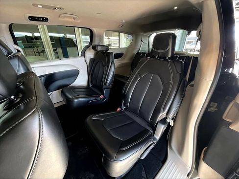 Used 2023 Chrysler Pacifica Touring-L FWD image 15
