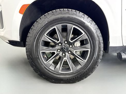 Used 2023 Chevrolet Tahoe Z71 w/ Z71 Off-Road Package AWD/4WD image 32