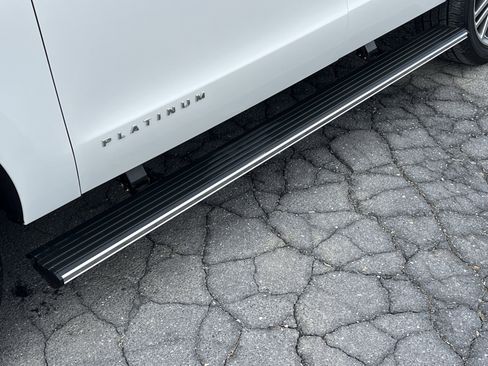 Used 2023 Ford Expedition Platinum image 12