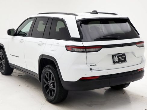Used 2025 Jeep Grand Cherokee Altitude AWD/4WD image 6