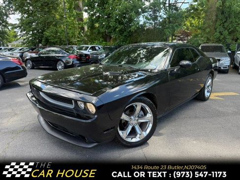 Used 2014 Dodge Challenger SXT RWD image 1