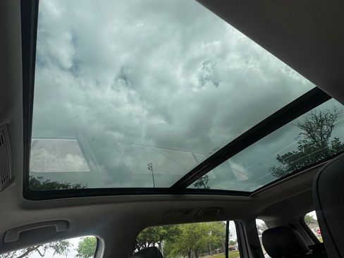 Used 2021 Volkswagen Tiguan SEL image 18